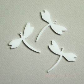 Org. stiklo detalė-pakabukas "Laumžirgis", baltos sp., 4x3,7 cm