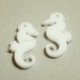 Org. stiklo detalė-pakabukas "Jūros arkliukas", baltos sp., 2,5x1,5 cm