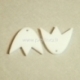 Org. stiklo detalė-pakabukas "Tulpė", baltos sp., 2,2x1,9 cm