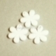 Org. stiklo detalė-pakabukas "Gėlytė", baltos sp., 2,2x2,2 cm